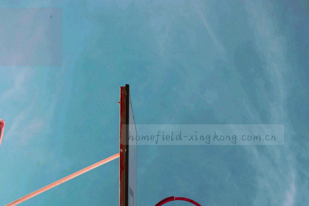 地铁车厢里手部握着手机查看赛况的局部画面，窗外是夜色与城市灯光